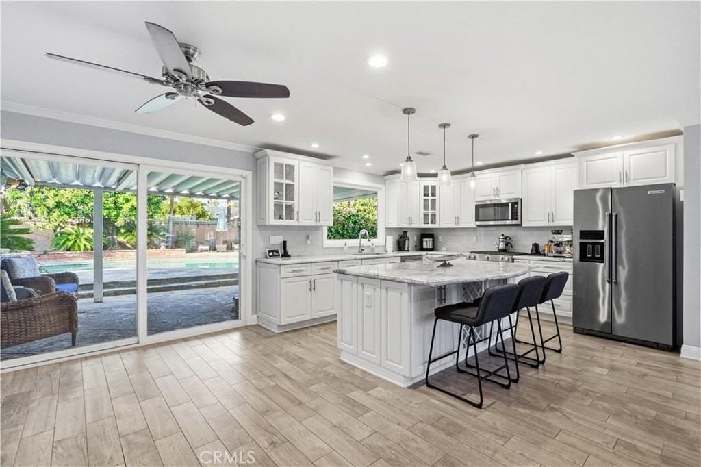 19833 Blythe St - Photo 4 of 30