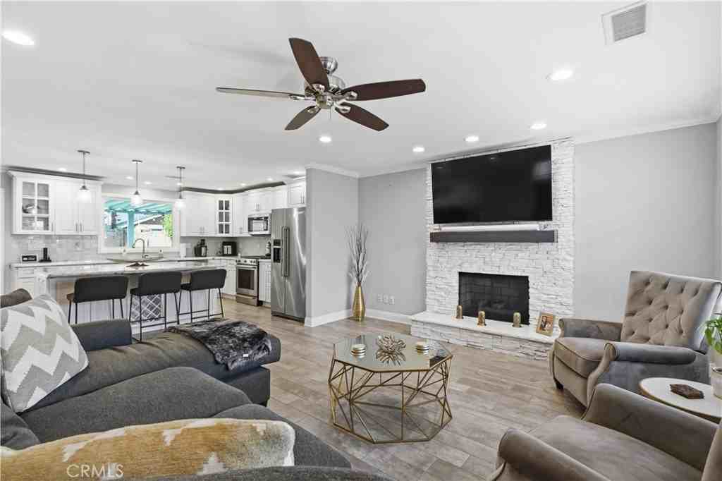 19833 Blythe St - Photo 3 of 30