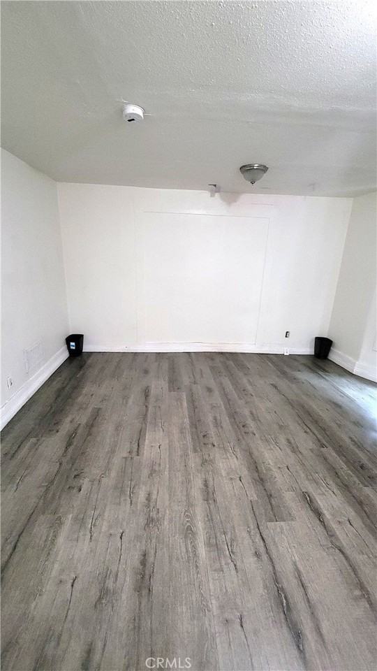 409 W 17th St - Photo 2 of 5