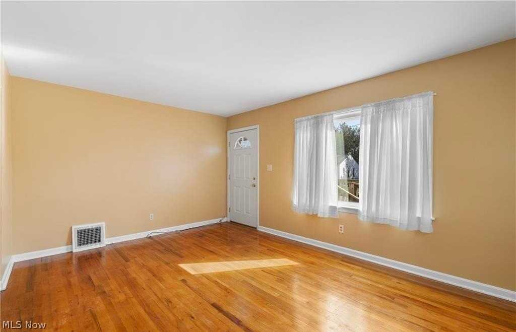 629 Donald Ave - Photo 5 of 29