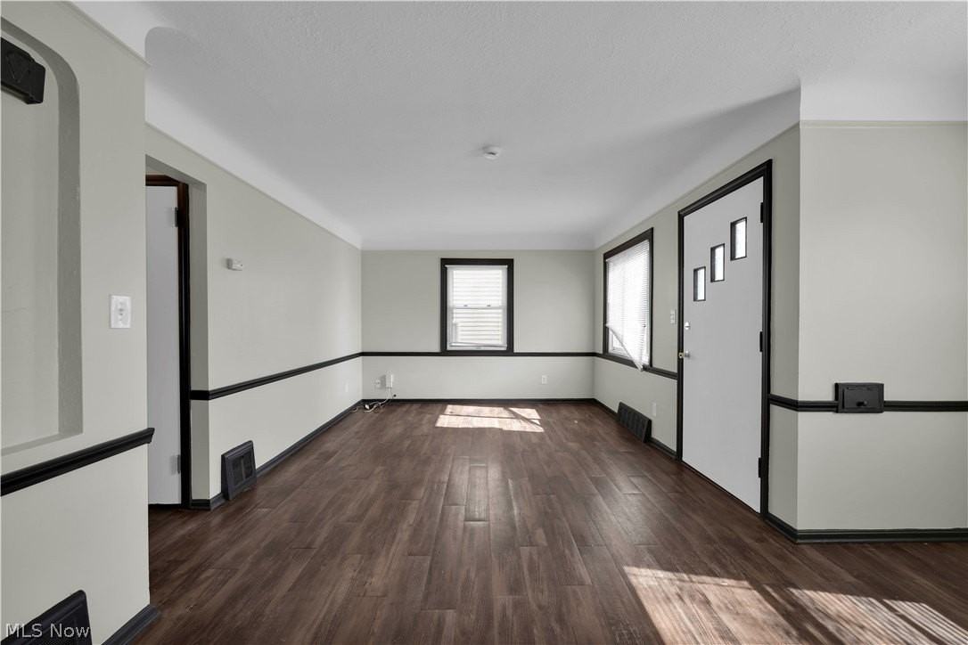 15705 Maplewood Ave - Photo 5 of 31