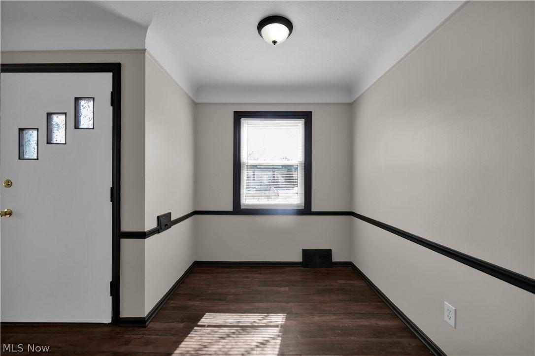 15705 Maplewood Ave - Photo 7 of 31