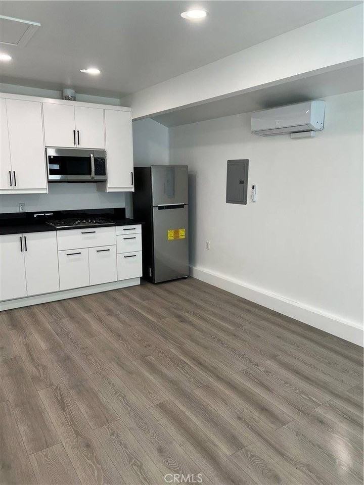 19849 Gresham St - Photo 3 of 10