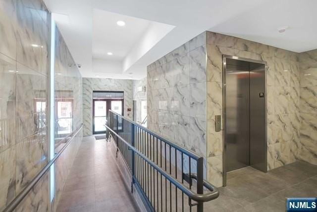 545 39th St - Photo 4 of 11