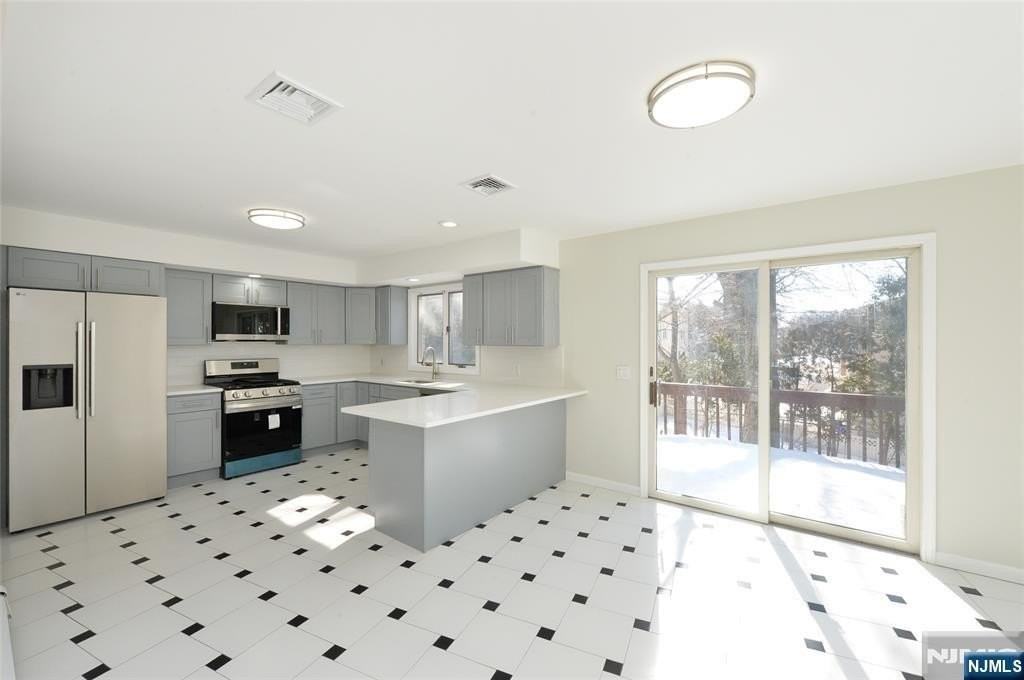 472 Central Blvd - Photo 5 of 23