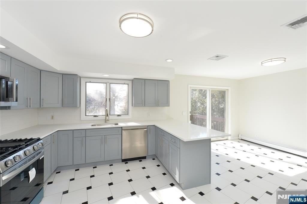 472 Central Blvd - Photo 7 of 23