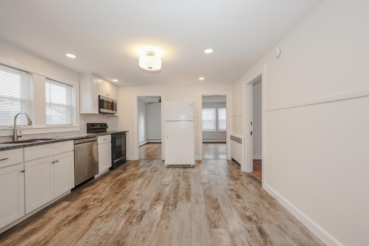 154 Manning St - Photo 4 of 22