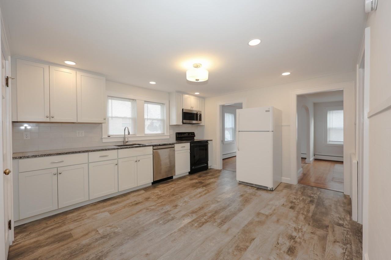 154 Manning St - Photo 5 of 22