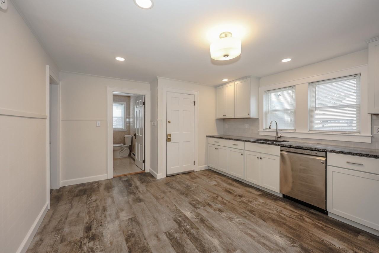 154 Manning St - Photo 6 of 22