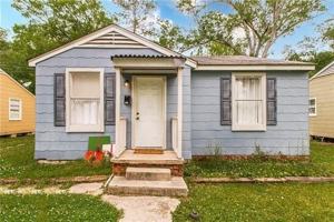 featured image of 204 W Clark St