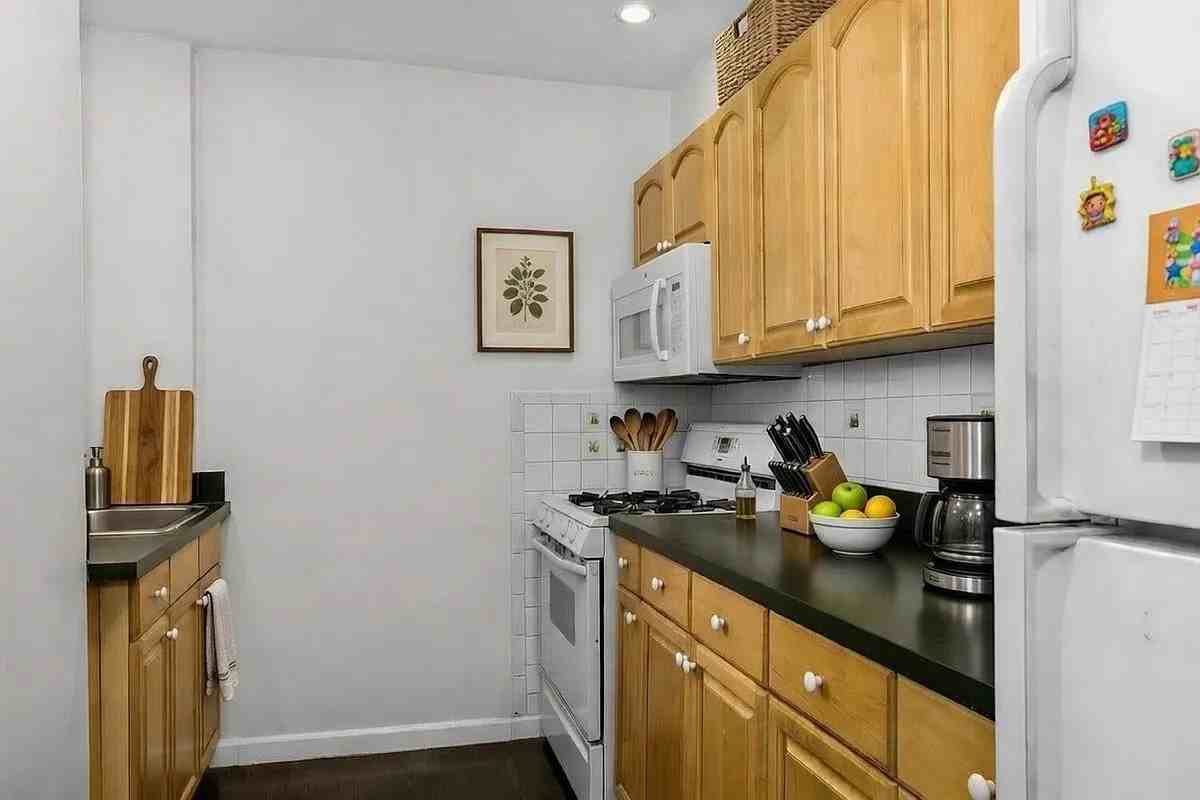 310 W 55th St #1L - Photo 5 of 6