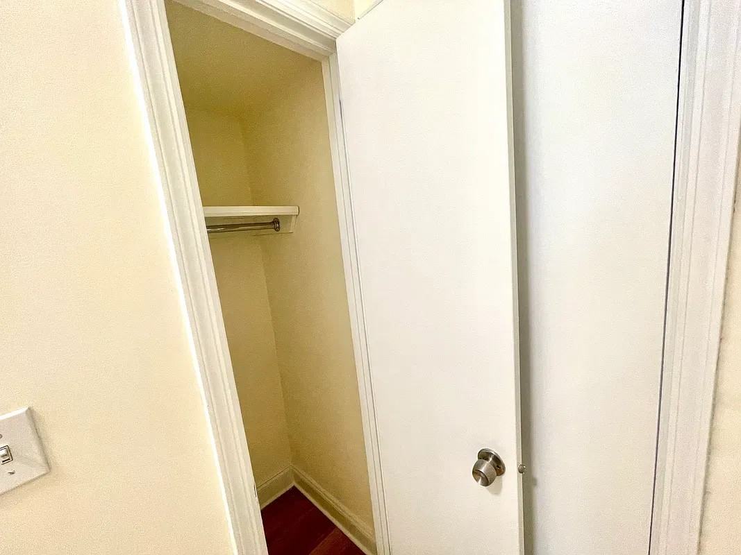 240 E 83rd St #1A - Photo 4 of 6