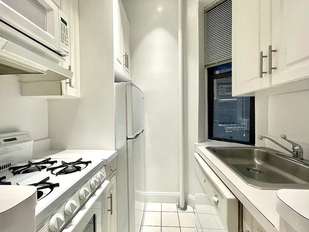 240 E 83rd St #1A - Photo 5 of 6