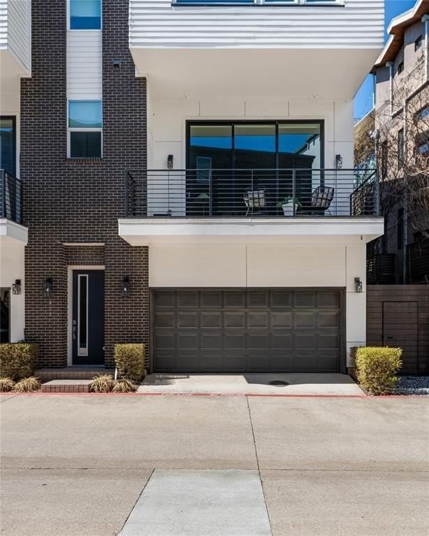 381 E Greenbriar Ln #401 - Photo 3 of 25