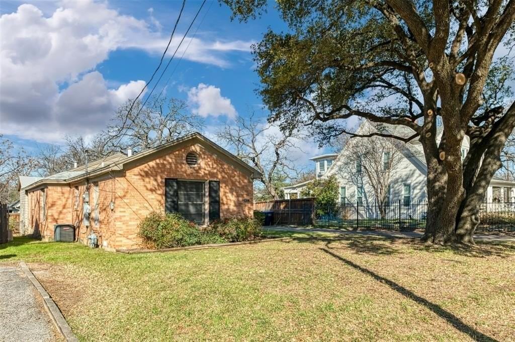 2308 N Edgewood Ter - Photo 2 of 24