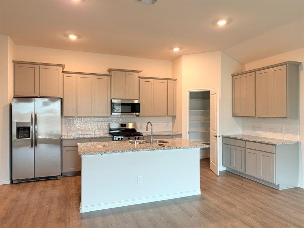 2105 Eugene St - Photo 4 of 18