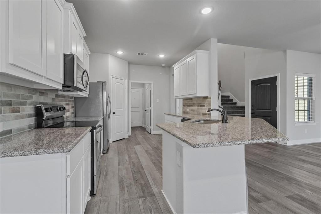 708 Amber Dr - Photo 4 of 17