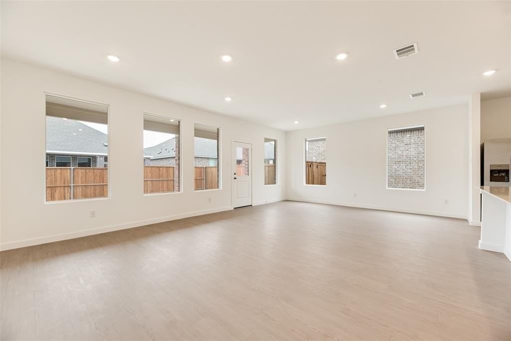 2416 Conroe Rd - Photo 5 of 28