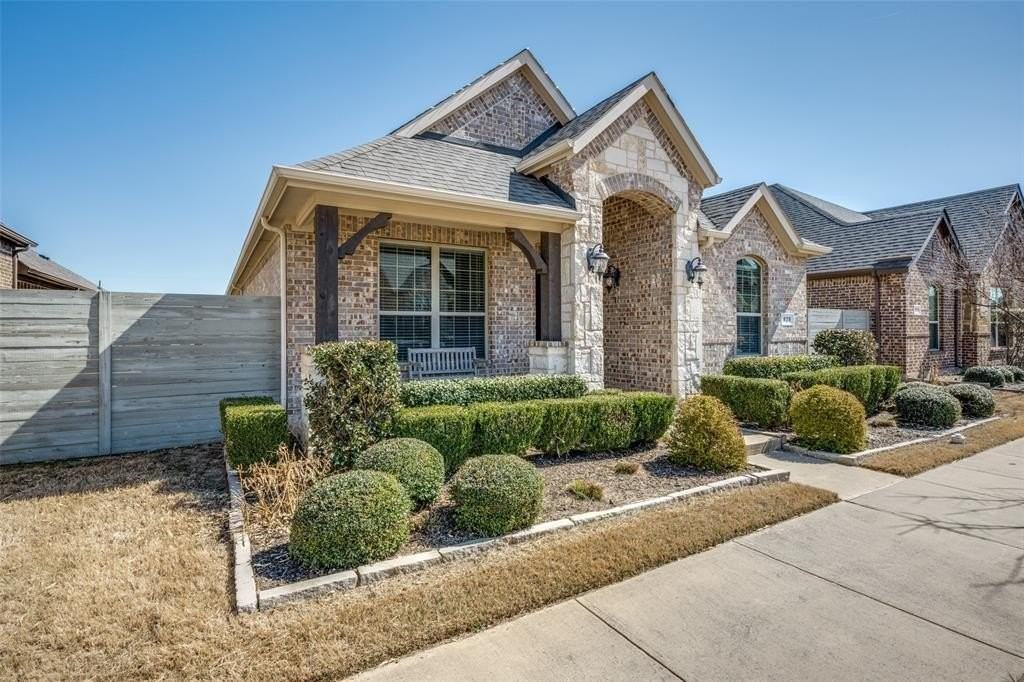 828 Parkside Dr - Photo 2 of 25