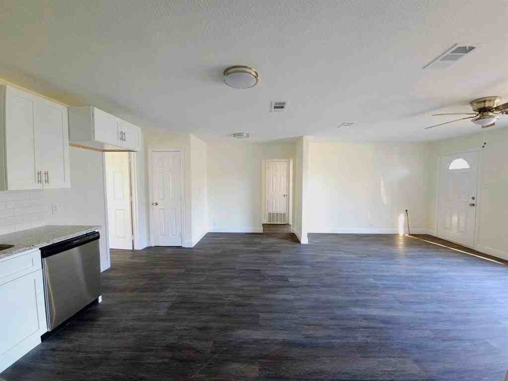 315 W Dexter St - Photo 4 of 17