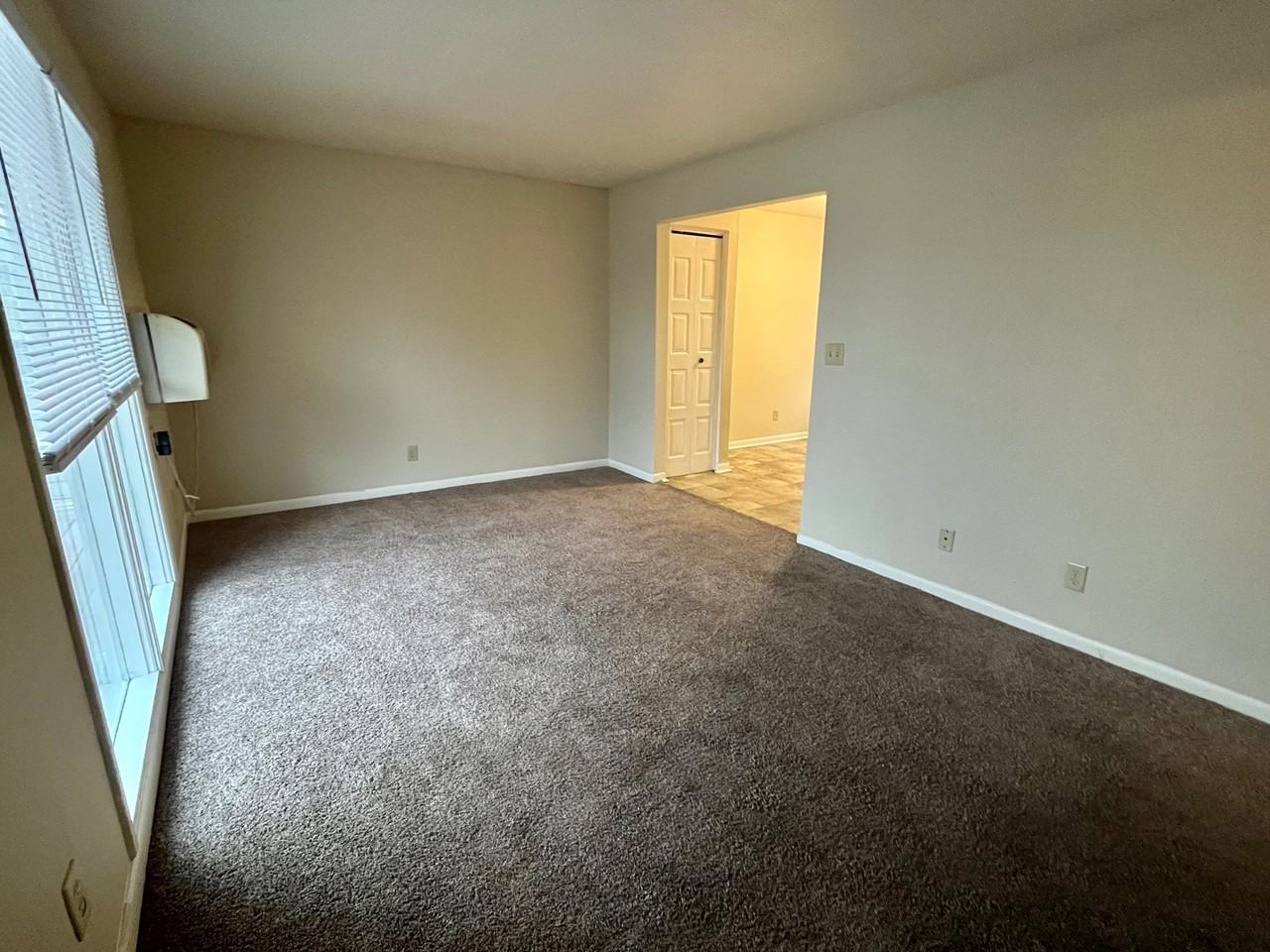 904 S College Street - Photo 3 of 10