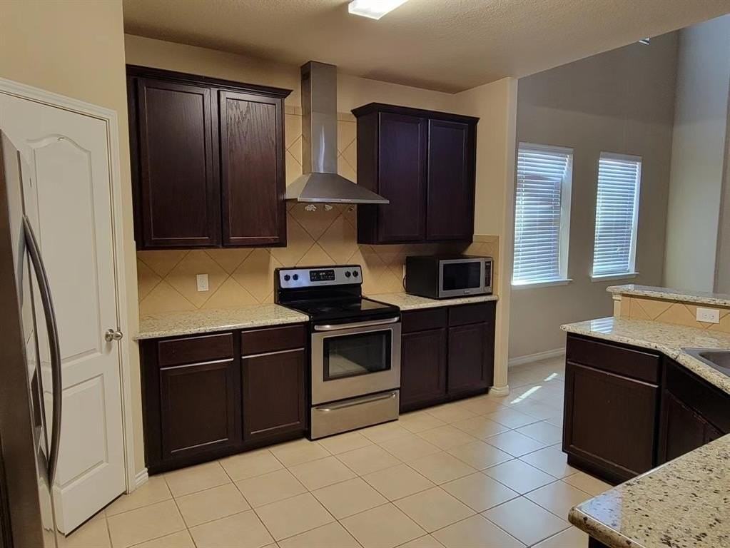 1537 Castle Creek Dr - Photo 3 of 30