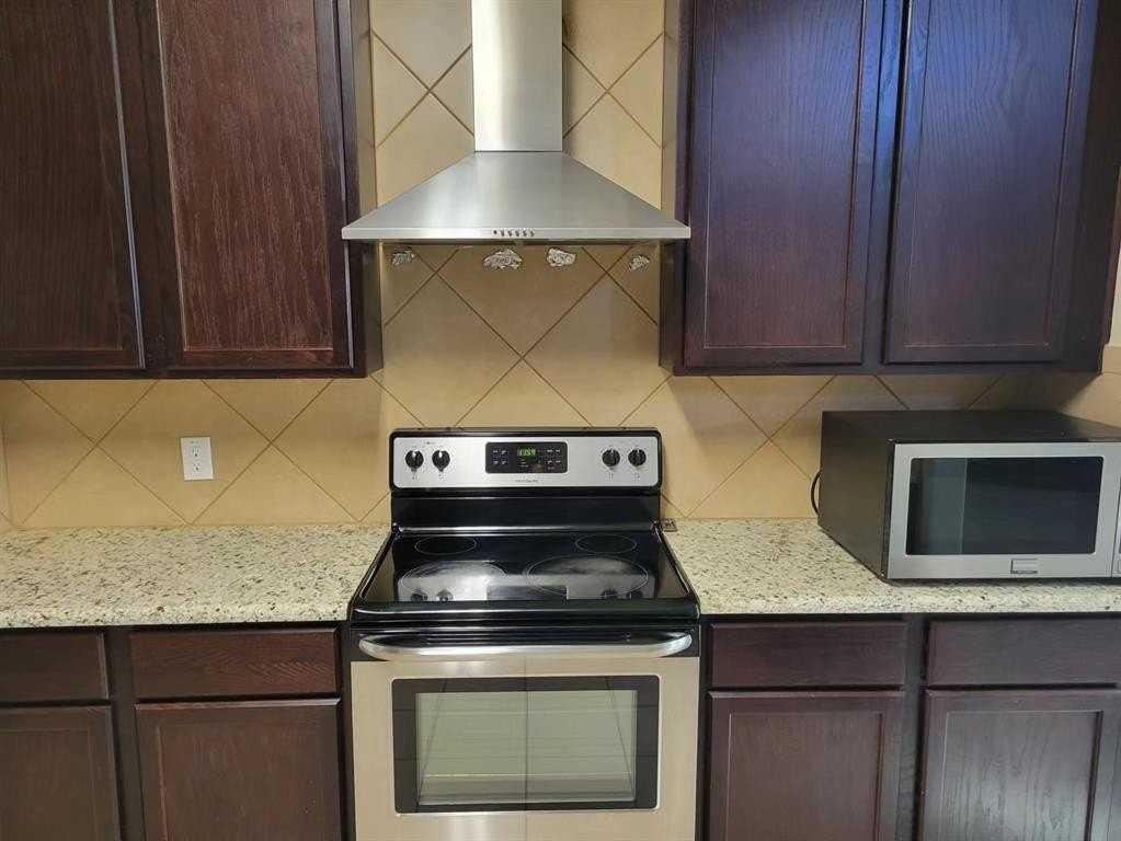 1537 Castle Creek Dr - Photo 4 of 30