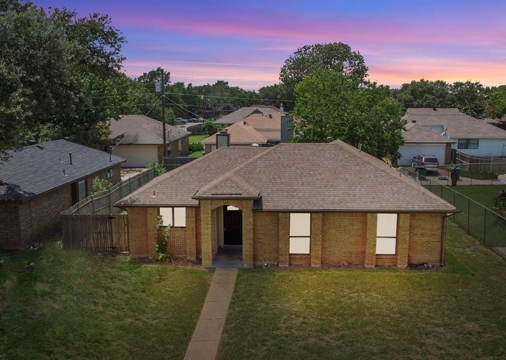 2305 Windridge Ln - Photo 2 of 19