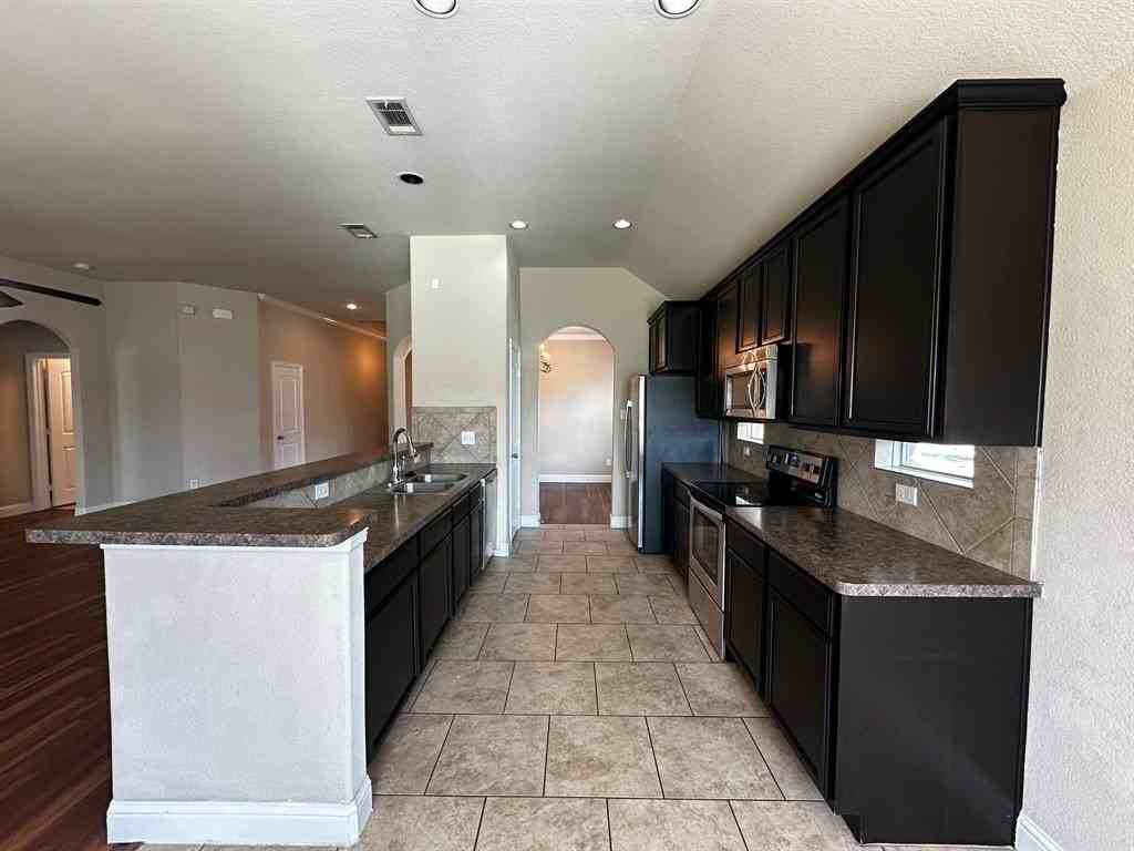 3111 Clear Springs Dr - Photo 5 of 20