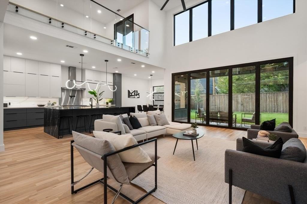 3739 Rockdale Dr - Photo 3 of 38