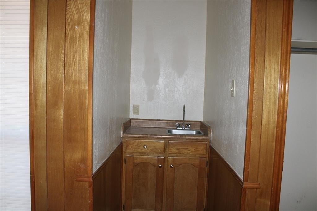 613 Nw Renfro St - Photo 3 of 14