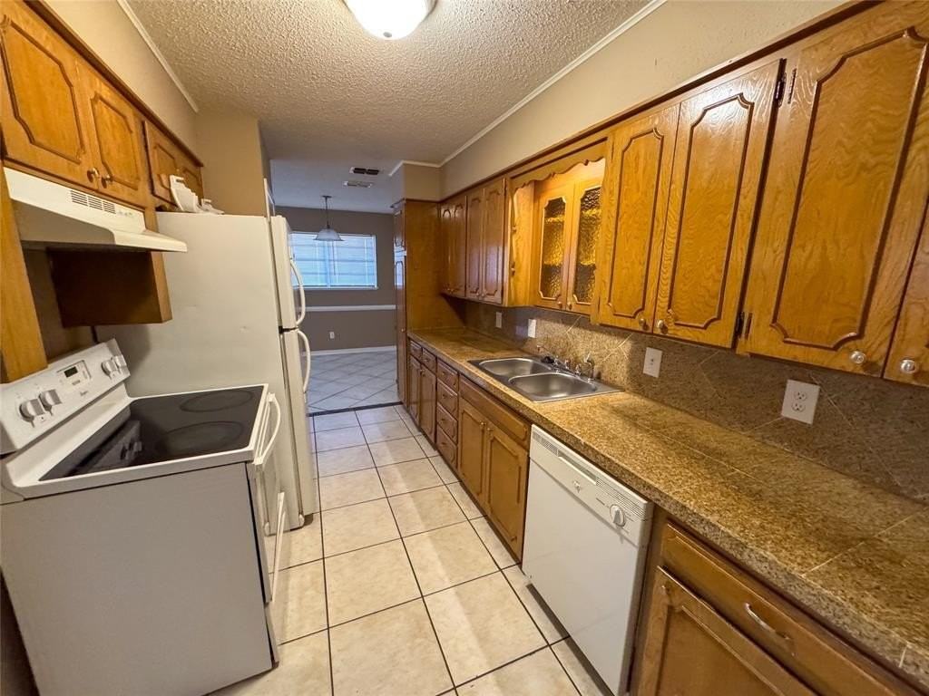 1526 W Elm St - Photo 5 of 13