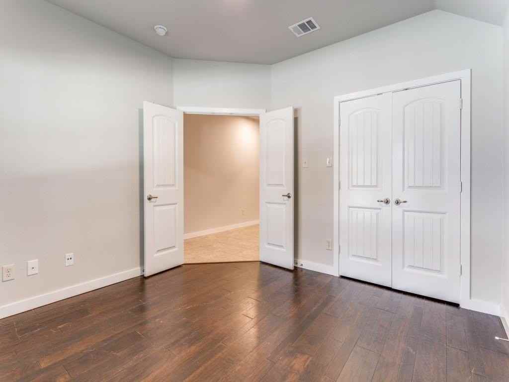 10120 Bridgewater Dr - Photo 5 of 32