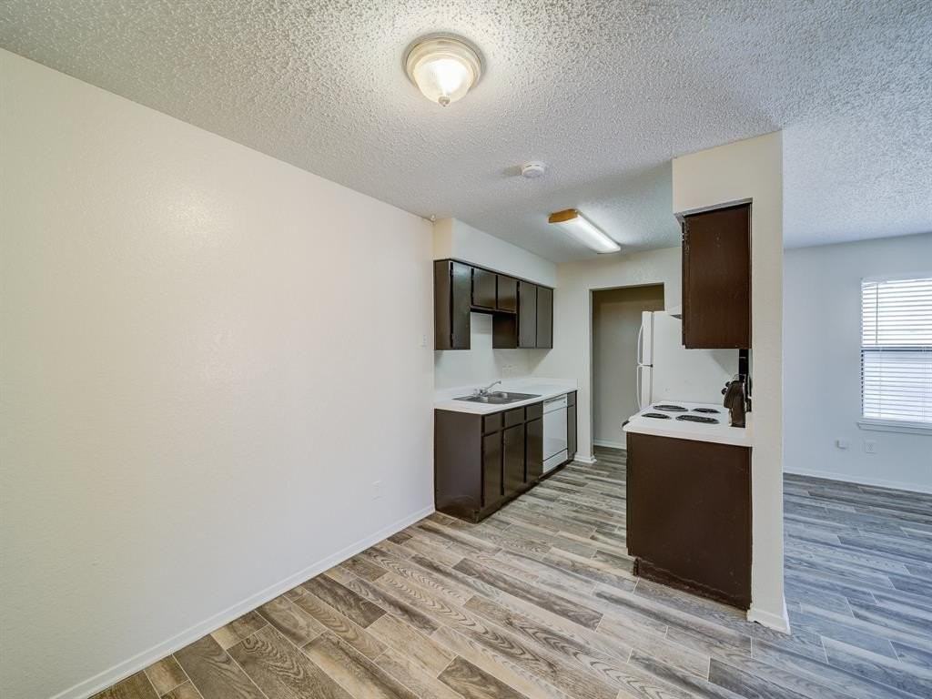 209 S Beverly St #D - Photo 6 of 22