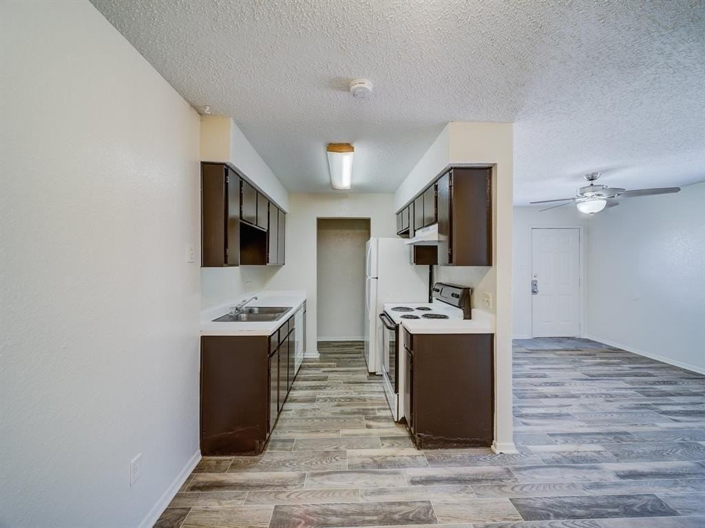 209 S Beverly St #D - Photo 7 of 22