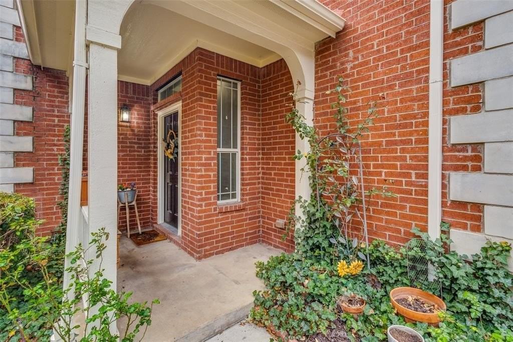 516 Legends Dr - Photo 2 of 18