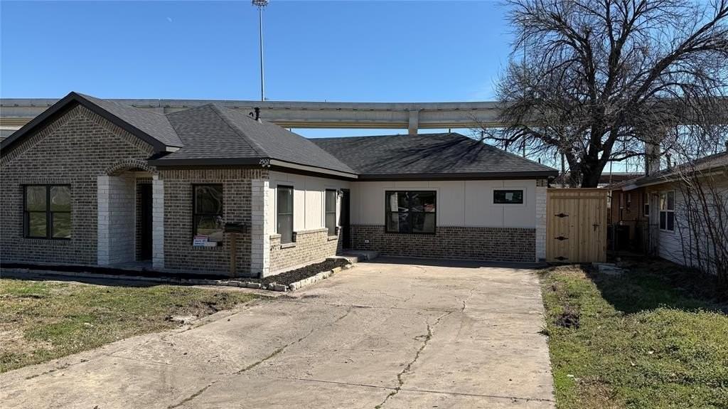 2502 Rosewood Dr - Photo 2 of 23