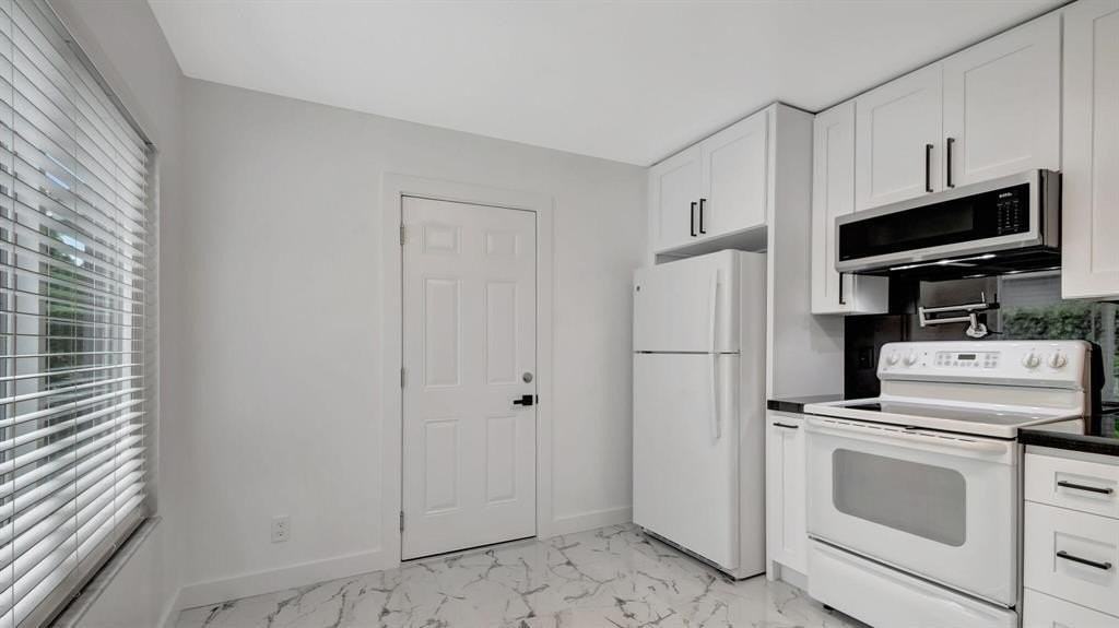 3883 Island Club Cir W - Photo 5 of 7