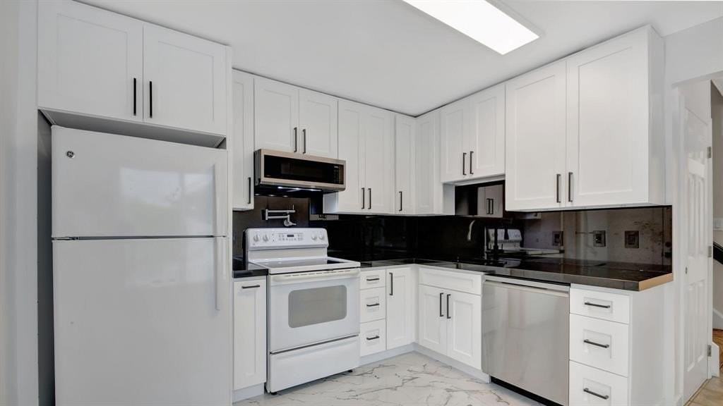 3883 Island Club Cir W - Photo 6 of 7