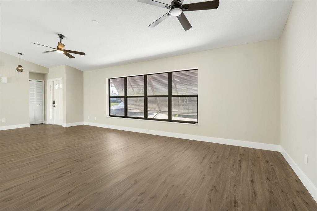 210 Se Crosspoint Dr - Photo 4 of 27