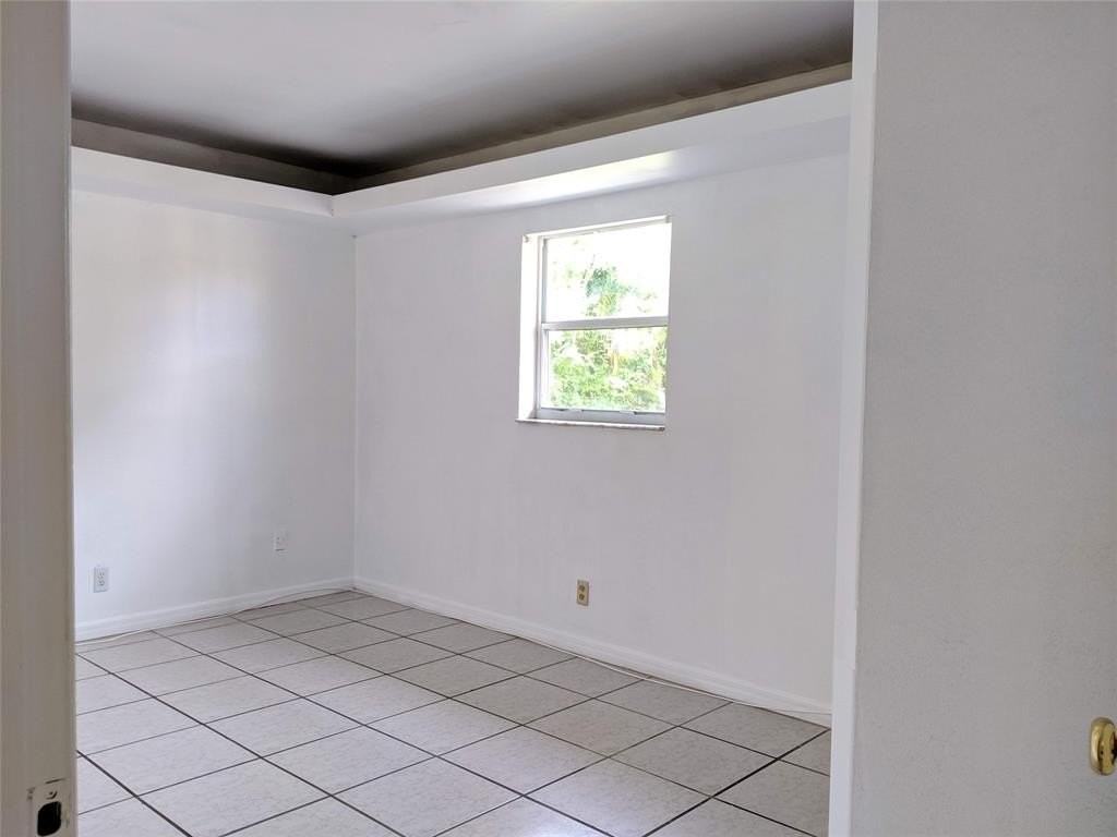 5050 Sw 40th Ave #4 - Photo 5 of 5