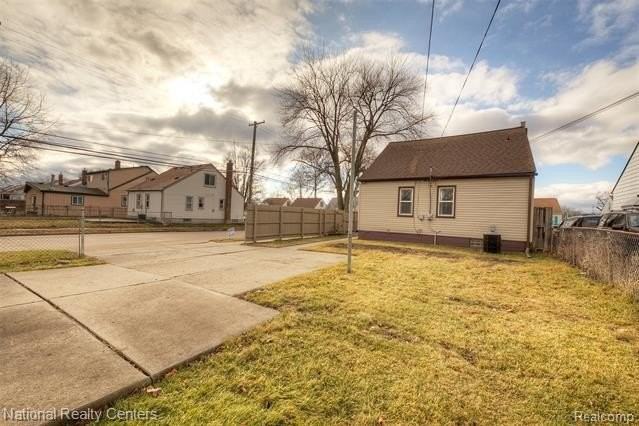 5808 Gilman St - Photo 5 of 33