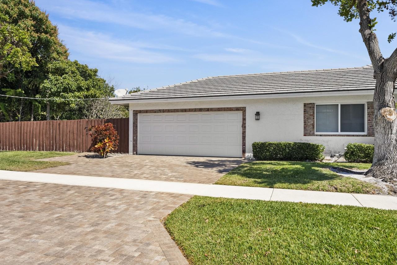 401 NE 10th Ter Terrace - Photo 3 of 46