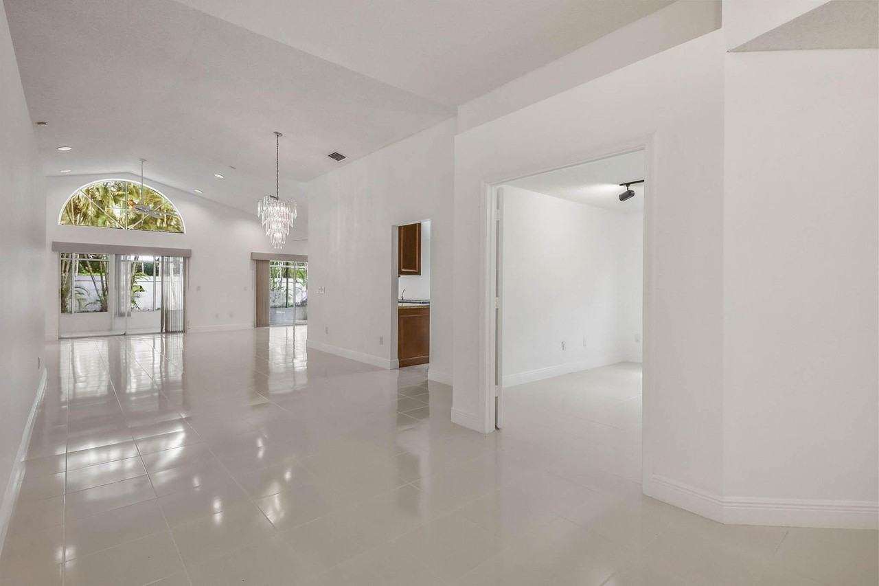 13596 Weyburne Dr - Photo 3 of 49