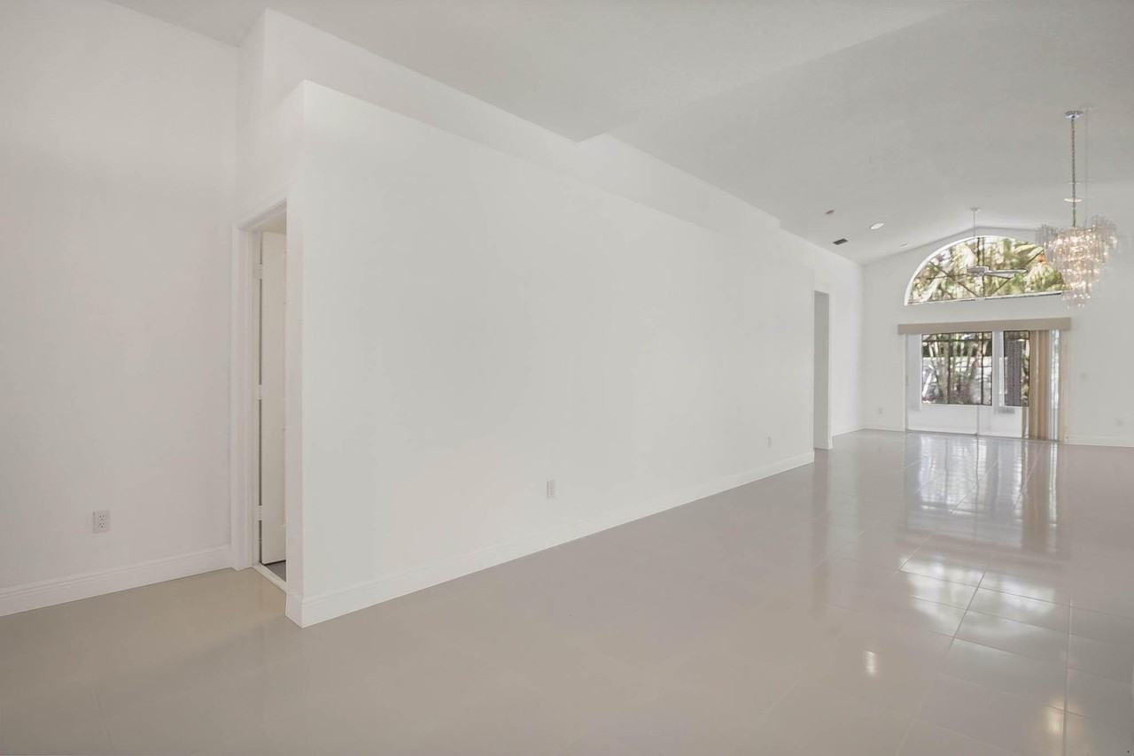 13596 Weyburne Dr - Photo 4 of 49