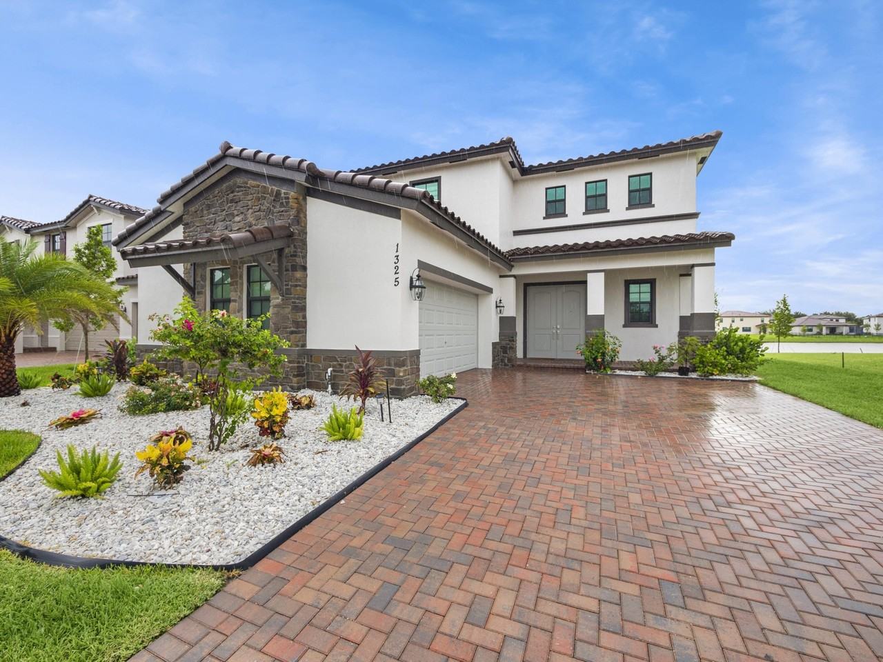 1325 Whitcombe Dr - Photo 2 of 41