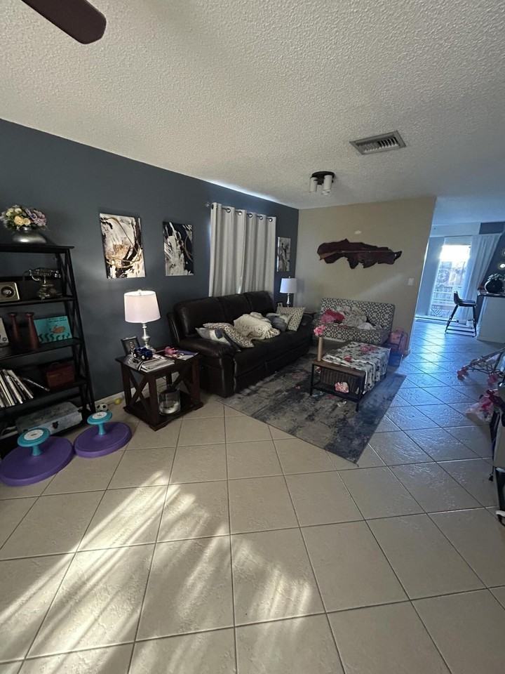 818 Sandtree Dr - Photo 5 of 24