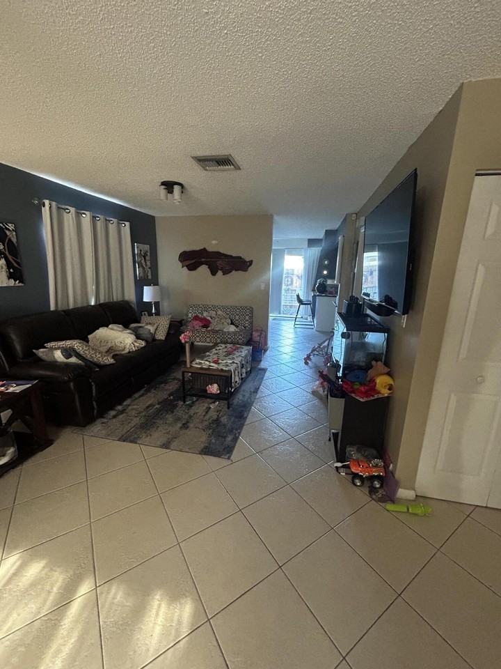 818 Sandtree Dr - Photo 6 of 24