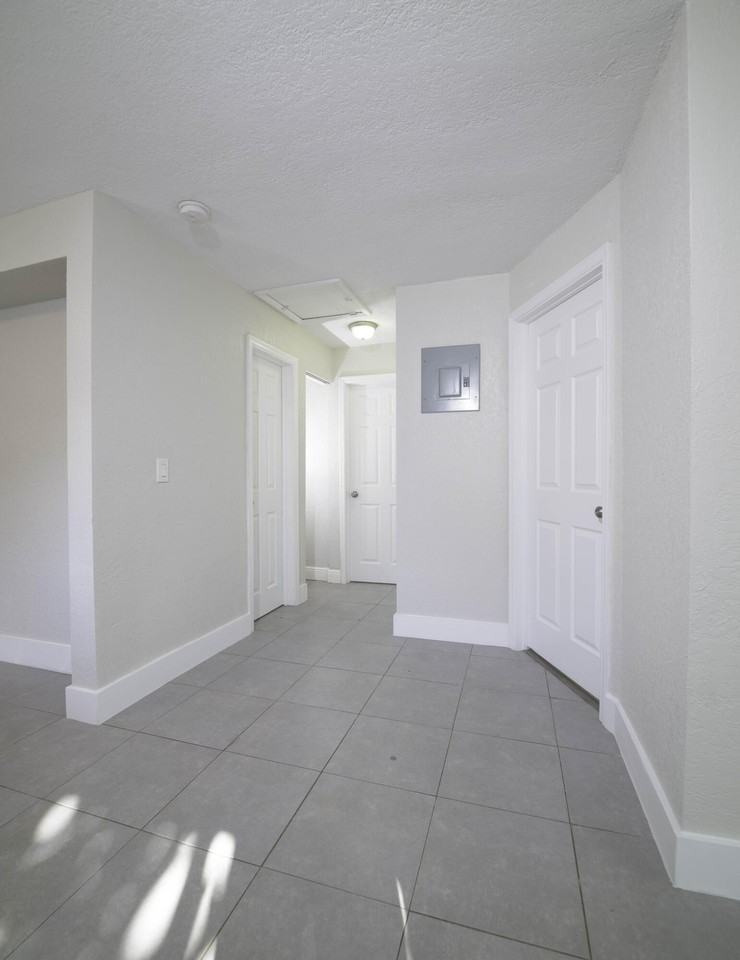 1126 Ne 16th Pl #3 - Photo 5 of 15