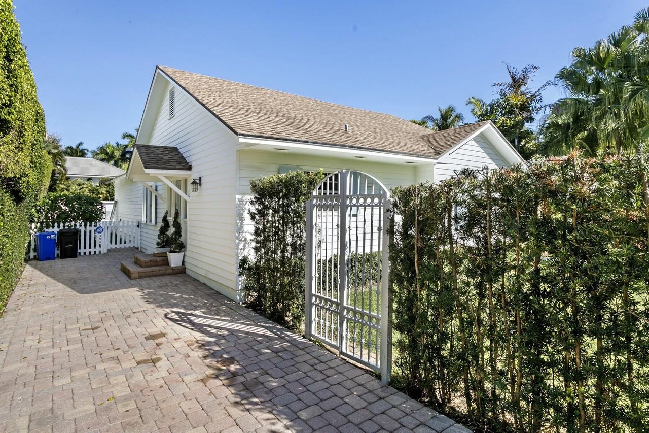 211 Miraflores Dr - Photo 3 of 27